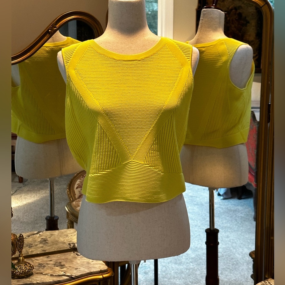 Sleeveless ribbed yellow waist length sweater - XL